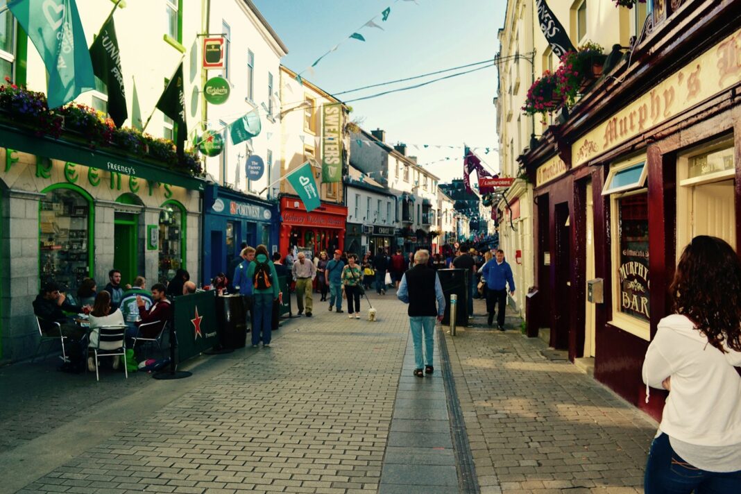 Galway Food Tours: How to Choose a Tasting Walk You’ll Enjoy Pubs and outdoor tables on a pedestrian street in Galway’s Latin Quarter
