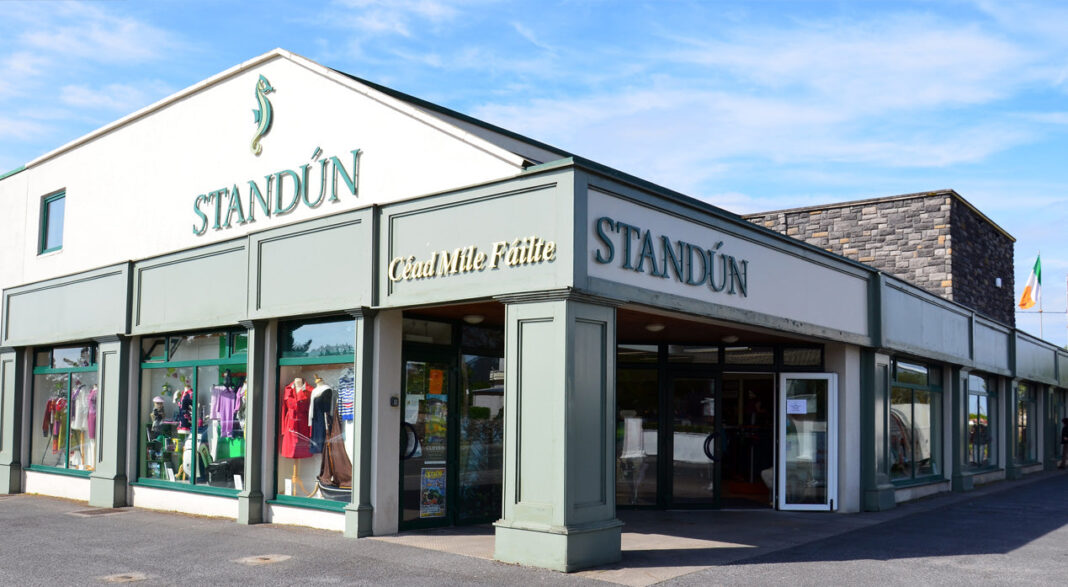 Standún shop building and main entrance in Spiddal